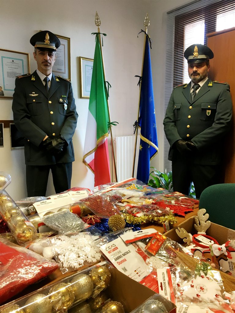 Natale In Sicurezza La Guardia Di Finanza Sequestra 12 000 Addobbi E