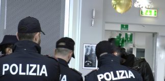 Scoperto a rubare al Carrefour, prende a calci e pugni l’addetto alla sicurezza: denunciato 20enne