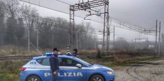 Stesa sui binari in attesa del passaggio del treno: aspirante suicida salvata dagli agenti della Questura