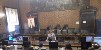 Mantova con spiagge e ombrelloni. I ragazzi dell’Alberti presentano in Comune i progetti de “la città che vorrei” Mantova con spiagge e ombrelloni. I ragazzi dell'Alberti presentano in Comune i progetti de "la città che vorrei"