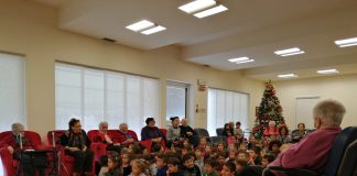 I cento bimbi dell’infanzia di Eremo portano gli auguri di Natale ai “nonni” dell’Ugr