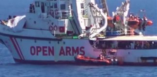 La nave Open Arms soccorre 158 immigrati al largo della Libia