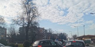 Auto finisce contro un palo della luce. Traffico in tilt sul cavalcavia Auto finisce contro un palo della luce. Traffico in tilt sul cavalcavia