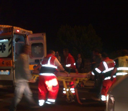 Mantova, 73enne investito in via Bellonci: è grave al Poma con un trauma cranico Investito da un auto, motociclista di Sabbioneta perde una gamba. L'automobilista non si ferma, poi chiama il 112