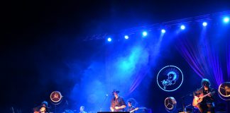 Negrita al Sociale: Reset emoziona e fa cantare tutto il teatro I Negrita sul palco del Sociale