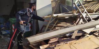 Garage utilizzati come discarica abusiva: nei guai imprenditore edile e tre operai. Tra i rifiuti, anche dell’eternit
