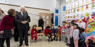 Mattarella visita a sorpresa una scuola di Roma