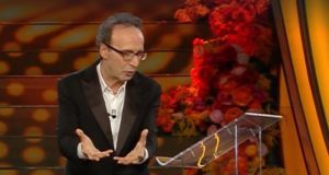 Sanremo, serata cover tra Benigni, Ronaldo e Mika