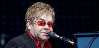 Elton John interrompe il concerto a Auckland “Ho la polmonite”