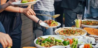 In dodici anni chiusi a Mantova 113 negozi, ma hanno aperto 44 nuovi bar e ristoranti In dodici anni chiusi a Mantova 113 negozi, ma hanno aperto 44 nuovi bar e ristoranti