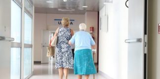 Coronavirus: le Rsa gestiscono le visite dei famigliari in autonomia. La Regione: un solo visitatore per paziente