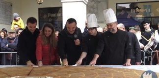 Cavriana, il taglio della maxi torta di San Biagio ha riempito Piazza Castello. In centinaia per l’assaggio