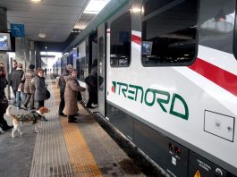 Mattinata infernale sulla tratta ferroviaria Mantova-Milano. Ritardi fino a 45′ Mn-Mi, treni regionali cancellati oggi per la sanificazione dei convogli. Domani si torna alla normalità