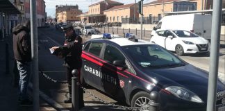 Mantova, nigeriana beccata dai Carabinieri a spasso con un chilo di marijuana. Il pacco avvolto nel borotalco per camuffarne l’odore