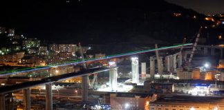 Il nuovo ponte di Genova illuminato dal Tricolore