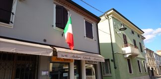 All’antica Edicola Franzoni di Villimpenta la bandiera italiana come segno di riconoscenza ai medici che combattono