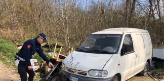 Abbandona auto da rottamare in un’area privata: multa di 1.200 per un 28enne
