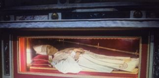 Sant’Anselmo, l’apertura dell’urna del patrono in Duomo si potrà seguire a distanza col video della Diocesi Sant'Anselmo, l'apertura dell'urna del patrono in Duomo si potrà seguire a distanza col video della Diocesi