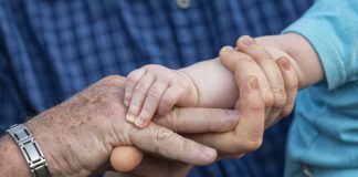 Svizzera, più di 300 casi di coronavirus ma scuole aperte per tutelare i nonni
