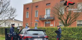 Barricato nella sua gioielleria, 78enne di Campitello mincaccia di spararsi. Salvato dai carabinieri