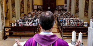 Selfie dei fedeli sulle panche in chiesa e non solo. La fede nei giorni del virus