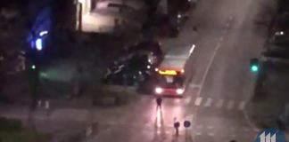Ubriaco, corre e si butta contro un autobus. Il video dell’accaduto