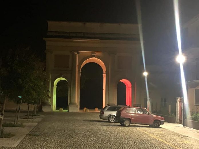 La Pro Loco di Bozzolo illumina con il tricolore la Porta di San Martino e le mura gonzaghesche