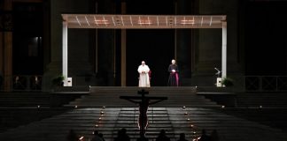 In una piazza S.Pietro vuota la Via Crucis in nome di medici e detenuti