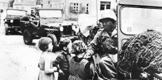 23/4/1945, gli americani arrivano a Pegognaga e i fascisti sono imprigionati nell’asilo intitolato alla madre del duce 23/4/1945, gli americani arrivano a Pegognaga e i fascisti imprigionati nell'asilo intitolato alla madre del duce