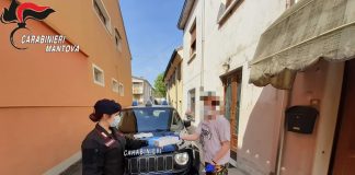 I carabinieri di Viadana consegnano tablet donati dalla scuola agli studenti