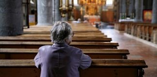 L’infettivologo Galli: “andare a messa pericoloso quanto andare allo stadio” Galli: "andare a messa è pericoloso"