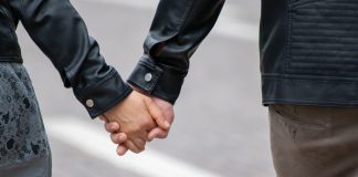 San Valentino, due iniziative con il vescovo Marco Busca per i fidanzati Covid, "anche i fidanzati tra i congiunti con rapporti stabili". Ma nasce il dilemma: "chi definisce quanto è stabile?"