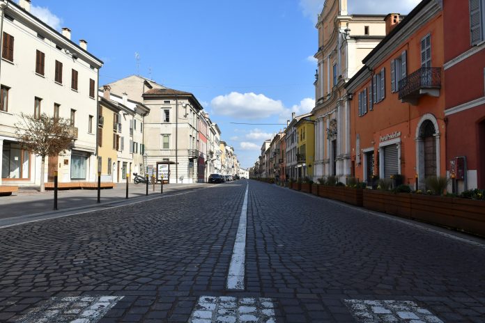 Saranno decisi oggi i confini delle tre aree individuate dal nuovo dpcm ma è praticamente certo che Mantova, come il resto della Lombardia, sarà inserita nelle “zone rosse” tra le aree quindi del cosiddetto “livello 4 – rischio alto”. Nella provincia virgiliana dunque, a fianco dei provvedimenti anti-Covid di carattere nazionale si applicano alcune restrizioni aggiuntive. Il nuovo dpcm avrà valore dal 5 novembre al 3 dicembre. I divieti aggiuntivi validi nelle zone rosse così come quelli delle zone arancioni hanno validità di 15 giorni, salvo rinnovi. Ecco le prescrizioni per le “zone rosse” Divieto di ingresso e spostamento “È vietato ogni spostamento in entrata e in uscita dai territori, nonchè all’interno dei medesimi territori, salvo che per gli spostamenti motivati. Si potrà entrare e uscire e muoversi solo per “comprovate esigenze” quindi per ragioni di lavoro, di salute e di urgenza sempre giustificati con il modulo dell’autocertificazione. È sempre “consentito il rientro presso il proprio domicilio, abitazione o residenza”. Negozi e locali Sono chiusi i negozi ad eccezione di alimentari, edicole, tabaccai, farmacie, parafarmacie, lavanderie, pompe funebri e tutti i beni di prima necessità. Chiusi bar, ristoranti, gelaterie e pasticcerie tranne le consegne a domicilio, nonché fino alle 22,00 la ristorazione con asporto. Parrucchieri e barbieri aperti I parrucchieri e i barbieri resteranno aperti anche nelle aree rosse. La scuola Didattica esclusivamente a distanza ad eccezione delle scuole elementari e del primo anno delle scuole medie. Aperte anche nidi, micronidi e scuole materne. Rimane “la possibilità di svolgere attività in presenza qualora sia richiesto l’uso di laboratori. Sport e attività motoria Sono sospese le attività sportive anche nei centri all’aperto. Sospesi tutti gli eventi e le competizioni organizzati dagli enti di promozione sportiva. È “consentito svolgere individualmente attività motoria in prossimità della propria abitazione nel rispetto della distanza di almeno un metro e attività sportiva esclusivamente all’aperto ed in forma individuale”. Ecco comunque il testo integrale dell’articolo 3 del dpcm relativo alle cosiddette “zone rosse” Art. 3 Ulteriori misure di contenimento del contagio su alcune aree del territorio nazionale caratterizzate da uno scenario di massima gravità e da un livello di rischio alto 1. Allo scopo di contrastare e contenere il diffondersi del virus Covid-19, con ordinanza del Ministro della salute, adottata sentiti i Presidenti delle Regioni interessate, sulla base del monitoraggio dei dati epidemiologici secondo quanto stabilito nel documento di “Prevenzione e risposta a COVID-19: evoluzione della strategia e pianificazione nella fase di transizione per il periodo autunno invernale”, condiviso dalla Conferenza delle Regioni e Province autonome l’8 ottobre 2020 (allegato 25) nonché sulla base dei dati elaborati dalla cabina di regia di cui al decreto del ministro della salute 30 aprile 2020, sentito il Comitato tecnico scientifico sui dati monitorati, sono individuate le Regioni che si collocano in uno “scenario di tipo 4” e con un livello di rischio “alto” di cui al citato documento di Prevenzione. 2. Con ordinanza del Ministro della salute adottata ai sensi del comma 1, d’intesa con il presidente della Regione interessata, può essere prevista, in relazione a specifiche parti del territorio regionale, in ragione dell’andamento del rischio epidemiologico, l’esenzione dell’applicazione delle misure di cui al comma 4. 3. Il Ministro della salute, con frequenza almeno settimanale, secondo il procedimento di cui al comma 1, verifica il permanere dei presupposti di cui ai commi 1 e 2 e provvede con ordinanza all’aggiornamento del relativo elenco fermo restando che la permanenza per 14 giorni in un livello di rischio o scenario inferiore a quello che ha determinato le misure restrittive comporta la nuova classificazione. Le ordinanze di cui ai commi precedenti sono efficaci per un periodo minimo di 15 giorni e comunque non oltre la data di efficacia del presente decreto. 4. A far data dal giorno successivo alla pubblicazione sulla Gazzetta Ufficiale delle ordinanze di cui al comma 1, nelle Regioni ivi individuate sono applicate le seguenti misure di contenimento: a) è vietato ogni spostamento in entrata e in uscita dai territori di cui al comma 1, nonché all’interno dei medesimi territori, salvo che per gli spostamenti motivati da comprovate esigenze lavorative o situazioni di necessità ovvero per motivi di salute. Sono comunque consentiti gli spostamenti strettamente necessari ad assicurare lo svolgimento della didattica in presenza nei limiti in cui la stessa è consentita. È consentito il rientro presso il proprio domicilio, abitazione o residenza. Il transito sui territori di cui al comma 1 è consentito qualora necessario a raggiungere ulteriori territori non soggetti a restrizioni negli spostamenti o nei casi in cui gli spostamenti sono consentiti ai sensi del presente decreto; b) sono sospese le attività commerciali al dettaglio, fatta eccezione per le attività di vendita di generi alimentari e di prima necessità individuate nell’allegato 23, sia negli esercizi di vicinato sia nelle medie e grandi strutture di vendita, anche ricompresi nei centri commerciali, purché sia consentito l'accesso alle sole predette attività e ferme restando le chiusure nei giorni festivi e prefestivi di cui all’articolo 1, comma 9, lett. ff). Sono chiusi, indipendentemente dalla tipologia di attività svolta, i mercati, salvo le attività dirette alla vendita di soli generi alimentari. Restano aperte le edicole, i tabaccai, le farmacie e le parafarmacie; c) sono sospese le attività dei servizi di ristorazione (fra cui bar, pub, ristoranti, gelaterie, pasticcerie), ad esclusione delle mense e del catering continuativo su base contrattuale a condizione che vengano rispettati i protocolli o le linee guida diretti a prevenire o contenere il contagio. Resta consentita la sola ristorazione con consegna a domicilio nel rispetto delle norme igienico sanitarie sia per l'attività di confezionamento che di trasporto, nonché fino alle ore 22,00 la ristorazione con asporto, con divieto di consumazione sul posto o nelle adiacenze. Restano comunque aperti gli esercizi di somministrazione di alimenti e bevande siti nelle aree di servizio e rifornimento carburante situate lungo le autostrade, negli ospedali e negli aeroporti, con obbligo di assicurare in ogni caso il rispetto della distanza interpersonale di almeno un metro; d) tutte le attività previste dall’articolo 1, comma 9, lettere f) e g), anche svolte nei centri sportivi all’aperto, sono sospese; sono altresì sospesi tutti gli eventi e le competizioni organizzati dagli enti di promozione sportiva; e) è consentito svolgere individualmente attività motoria in prossimità della propria abitazione purché comunque nel rispetto della distanza di almeno un metro da ogni altra persona e con obbligo di utilizzo di dispositivi di protezione delle vie respiratorie; è altresì consentito lo svolgimento di attività sportiva esclusivamente all’aperto e in forma individuale; f) fermo restando lo svolgimento in presenza della scuola dell’infanzia, della scuola primaria, dei servizi educativi per l’infanzia di cui all’articolo 2 del decreto legislativo 13 aprile 2017, n. 65 e del primo anno di frequenza della scuola secondaria di primo grado, le attività scolastiche e didattiche si svolgono esclusivamente con modalità a distanza. Resta salva la possibilità di svolgere attività in presenza qualora sia necessario l’uso di laboratori o in ragione di mantenere una relazione educativa che realizzi l’effettiva inclusione scolastica degli alunni con disabilità e con bisogni educativi speciali, secondo quanto previsto dal decreto del Ministro n. 89 dell’istruzione 7 agosto 2020, e dall’ordinanza del Ministro dell’istruzione n. 134 del 9 ottobre 2020, garantendo comunque il collegamento on line con gli alunni della classe che sono in didattica digitale integrata; g) è sospesa la frequenza delle attività formative e curriculari delle Università e delle Istituzioni di alta formazione artistica musicale e coreutica, fermo in ogni caso il proseguimento di tali attività a distanza. I corsi per i medici in formazione specialistica, i corsi di formazione specifica in medicina generale, nonché le attività dei tirocinanti delle professioni sanitarie e le altre attività, didattiche o curriculari, eventualmente individuate dalle Università, sentito il Comitato Universitario Regionale di riferimento, possono proseguire, laddove necessario, anche in modalità in presenza. Resta in ogni caso fermo il rispetto delle linee guida del Ministero dell’università e della ricerca, di cui all'allegato 18, nonché sulla base del protocollo per la gestione di casi confermati e sospetti di COVID-19, di cui all'allegato 22; le disposizioni di cui alla presente lettera si applicano, per quanto compatibili, anche alle Istituzioni di alta formazione artistica musicale e coreutica; h) sono sospese le attività inerenti servizi alla persona, diverse da quelle individuate nell’allegato 24; i) i datori di lavoro pubblici limitano la presenza del personale nei luoghi di lavoro per assicurare esclusivamente le attività che ritengono indifferibili e che richiedono necessariamente tale presenza, anche in ragione della gestione dell'emergenza; il personale non in presenza presta la propria attività lavorativa in modalità agile. 5. Le misure previste dagli altri articoli del presente decreto, si applicano anche ai territori di cui al presente articolo, ove per tali territori non siano previste analoghe misure più rigorose.