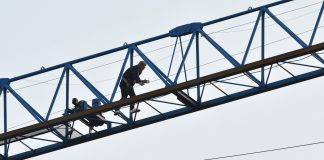 L’uomo salito sulla gru non è quello comunicato ieri dalle forze dell’ordine bensì il fratello L'uomo salito sulla gru non è quello comunicato ieri dalle forze dell'ordine bensì il fratello