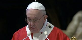 Domenica delle Palme, il Papa: “Certezze sgretolate, ma Dio ci dice “coraggio”. E ai giovani: “Guardate ai veri eroi di questi giorni” “Cari amici, guardate ai veri eroi, che in questi giorni vengono alla luce”, l’invito del Papa alla fine dell’omelia: “Non sono quelli che hanno fama, soldi e successo, ma quelli che danno sé stessi per servire gli altri. Sentitevi chiamati a mettere in gioco la vita. Non abbiate paura di spenderla per Dio e per gli altri, ci guadagnerete! Perché la vita è un dono che si riceve donandosi. E perché la gioia più grande è dire sì all’amore, senza se e senza ma. Dire sì all’amore, senza se e senza ma. Come ha fatto Gesù per noi”.