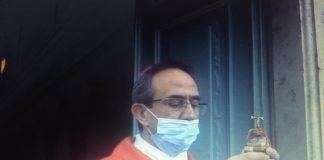 Il vescovo Marco benedice Mantova dall’ingresso del Duomo con una parte della reliquia del Preziosissimo Il vescovo Marco benedice Mantova dall'ingresso del Duomo con una parte della reliquia del Preziosissimo