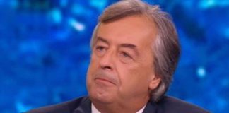 Burioni: “c’è una speranza per i prossimi mesi ma il Covid poi potrebbe tornare” Vaccini, Burioni: "AstraZeneca non protegge da infezione asintomatica"