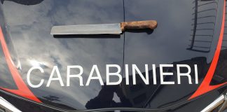 In auto con mannaie, coltelli e bastoni: denunciati sei persone, tre stranieri