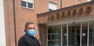 Un omaggio floreale per le mamme e le donne del Poma: il consigliere De Marchi celebra la Festa della Mamma