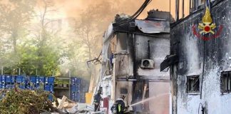 Esplosione in una fabbrica nel Napoletano, un morto e quattro feriti