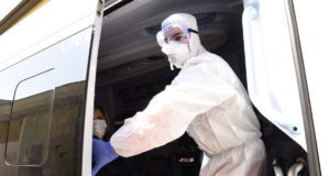 Coronavirus, ancora in calo gli attuali positivi
