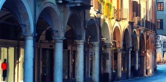 “Così ci fanno chiudere”. Giovedì in centro cordone umano di protesta contro le misure del Governo "Così ci fanno chiudere". Giovedì in centro cordone umano di commercianti e artigiani contro le misure del Governo