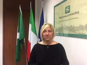Regione Lombardia - Garante per la tutela delle persone con disabilità, approvato Progetto di Legge al Pirellone Cappellari (Lega): «Figura fondamentale per la maggior tutela delle persone con disabilità" Approvata oggi in Aula consiliare al Pirellone un Progetto di Legge per l'istituzione della figura del garante regionale per la tutela delle persone con disabilità. Nel merito è intervenuto il consigliere regionale leghista Alessandra Cappellari, relatore del provvedimento. «Oggi il Consiglio di Regione Lombardia ha approvato l’istituzione di una figura incaricata di tutelare le persone con disabilità, anche mediante azioni di prevenzione e contrasto ai fenomeni di discriminazione», spiega Cappellari; «dopo un lavoro intenso, partecipato e condiviso in Commissione, e sul solco dei principi dello Statuto d’autonomia, abbiamo concepito questa nuova figura istituzionale come punto di ascolto delle esigenze dei soggetti con disabilità. Suo compito sarà fornire loro assistenza pronta e gratuita nei diversi contesti sociali: famiglia, lavoro e società». «Il Garante», aggiunge il consigliere regionale leghista, «svolgerà attività di vigilanza e segnalazione, attivando interventi di prevenzione e contrasto dei fenomeni di discriminazione o di mancata tutela delle persone con disabilità e promuovendo attività orientate a diffondere nel tessuto sociale la conoscenza della disabilità e la cultura del rispetto». «Alla luce del contesto normativo regionale si è ritenuto di attribuire lo svolgimento delle funzioni del nuovo Garante al Difensore regionale, nel rispetto di un percorso di razionalizzazione in corso relativamente alle figure di garanzia già esistenti, senza quindi ulteriori costi a carico di Regione Lombardia», prosegue Cappellari. «La figura del Garante sarà autonoma ed indipendente e, in linea con le Istituzioni europee e internazionali, si configurerà come il referente regionale in grado di stimolare, anche presso le pubbliche amministrazioni, l’affermazione del più alto grado di tutela dei diritti della persona con disabilità», conclude Cappellari.