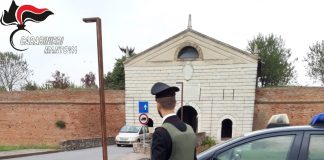 Un 42enne fermato alla guida ubriaco, inveisce contro i carabinieri. A placarlo, la madre