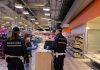 Controlli della polizia locale nei negozi: già 30 quelli verificati. Nessuna violazione registrata