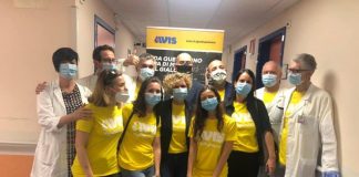 De Donno e Franchini con la maglietta gialloplasma durante la visita di Gallera. Avis lancia la campagna per la donazione