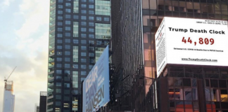 Il “Trump Death Clock” a New York conta i morti di Coronavirus che si potevano evitare Il "Trump Death Clock" a New York conta i morti di Coronavirus che si potevano evitare