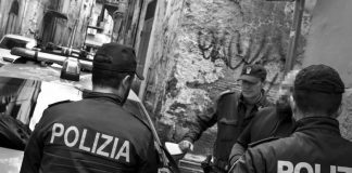 Urla dal balcone di casa e chiede aiuto: interviene la polizia. Forse picchiata dal compagno. Entrambi erano ubriachi