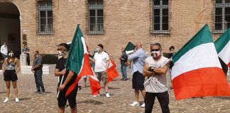 Questa mattina si è tenuta la manifestazione delle Mascherine Tricolori: “Il governo Conte vada a casa”