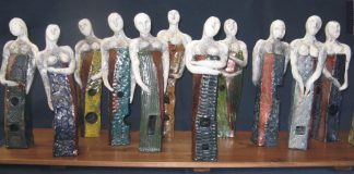 Alla galleria Arianna Sartori “Antropo” di Lino Bianco, opere realizzate con la tecnica della ceramica raku